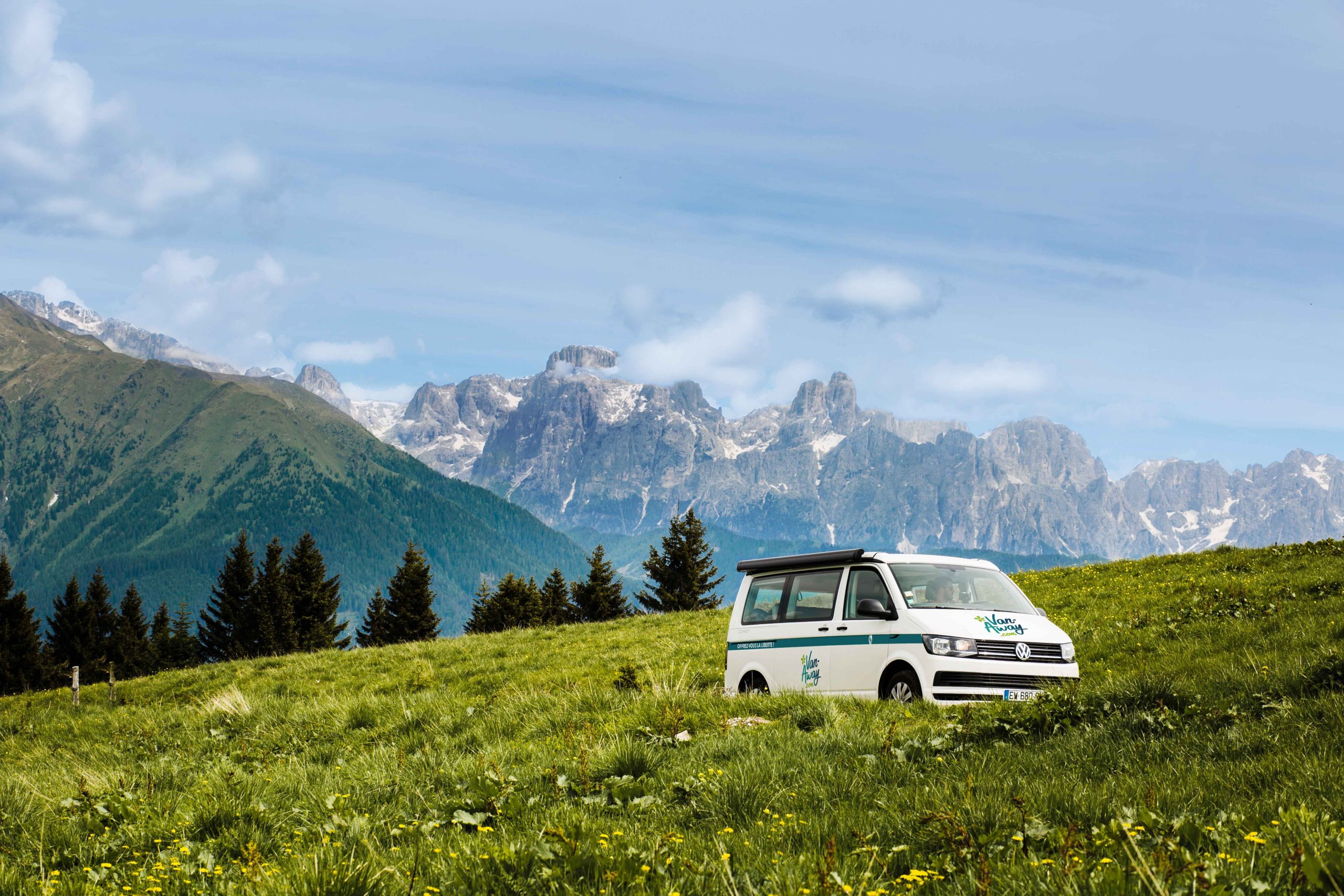 alpes montagnes nature|neige alpes foret|van col montagne|van california vue sur les alpes drome|van california toit ouvert devant lac des alpes drome|van-route-alpes-sapins-hiver