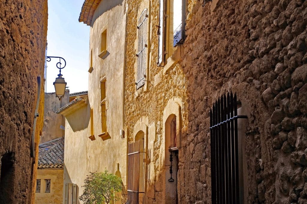 maisons pierres roussillon charme authentique
