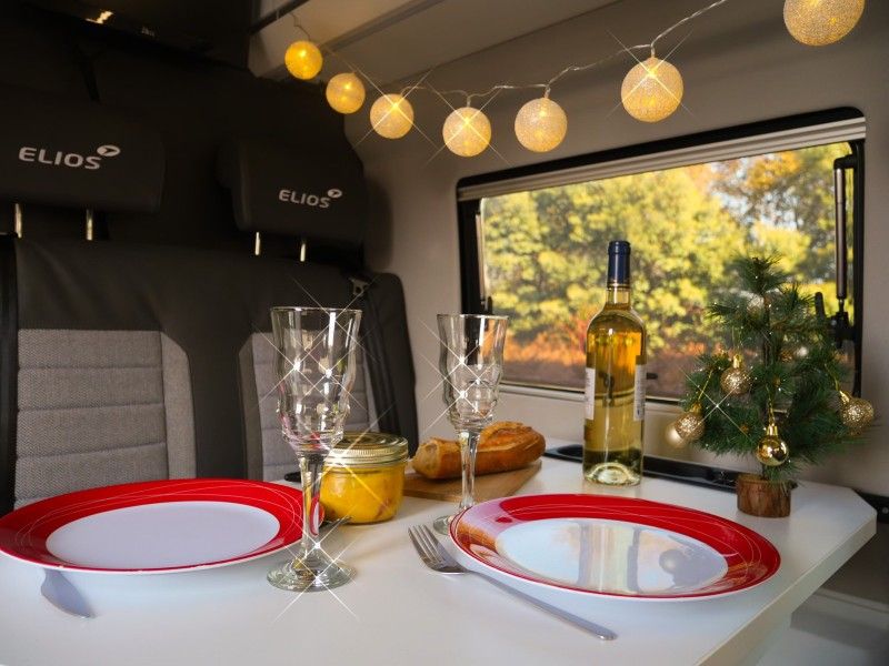 repas-van-amenage-espace-cuisine-assiettes-coupes
