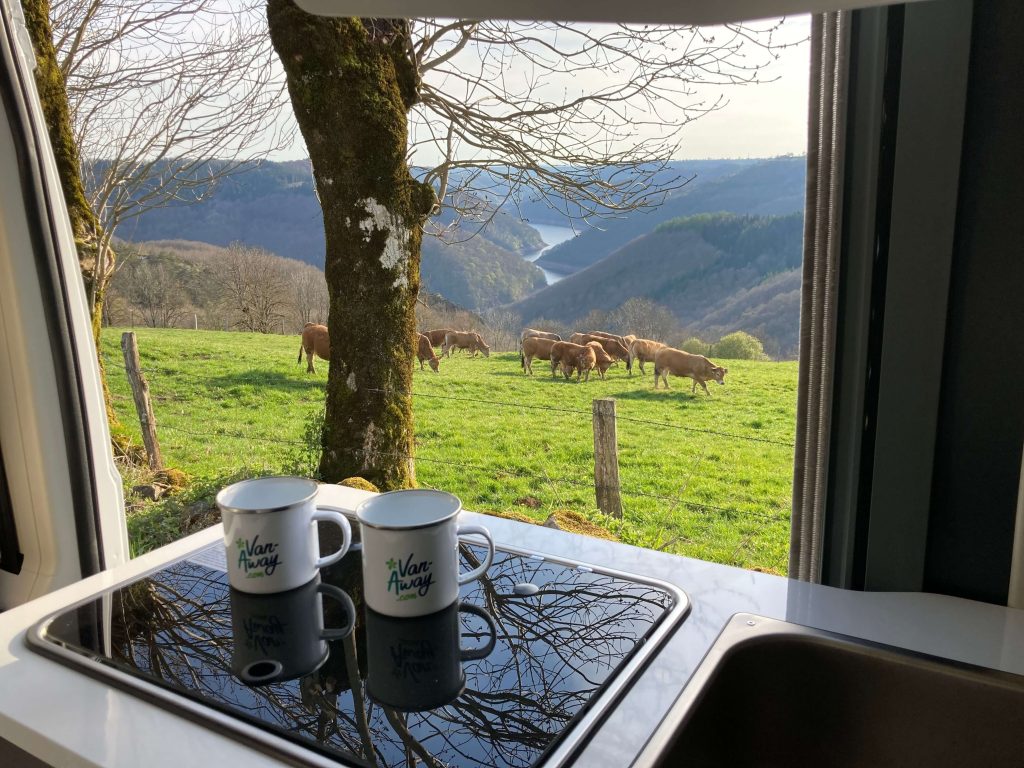 tasses champs van amenage montagne
