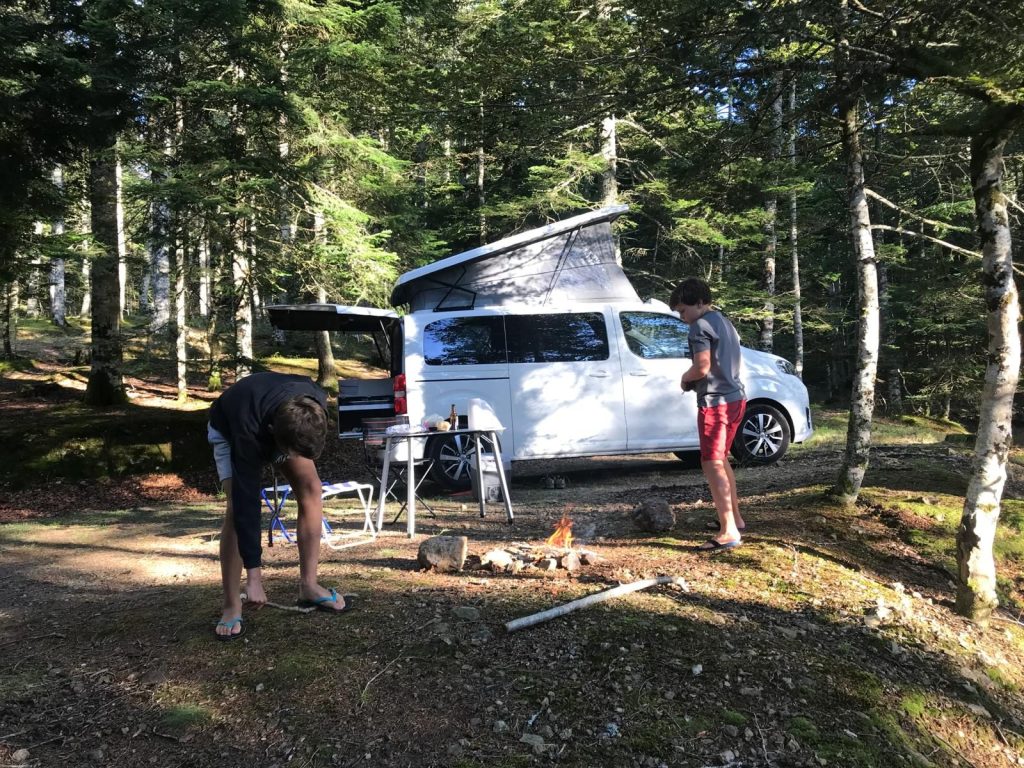 van camps bivouac feu tente toit foret