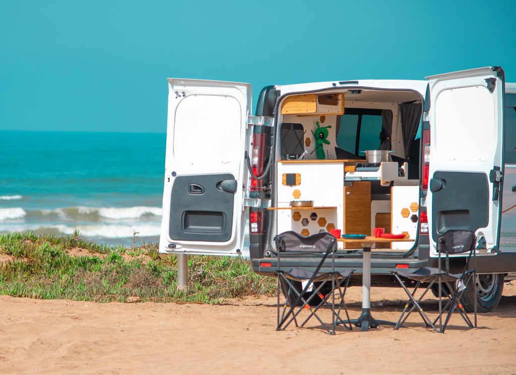 van amenage interieur ouvert face mer plage