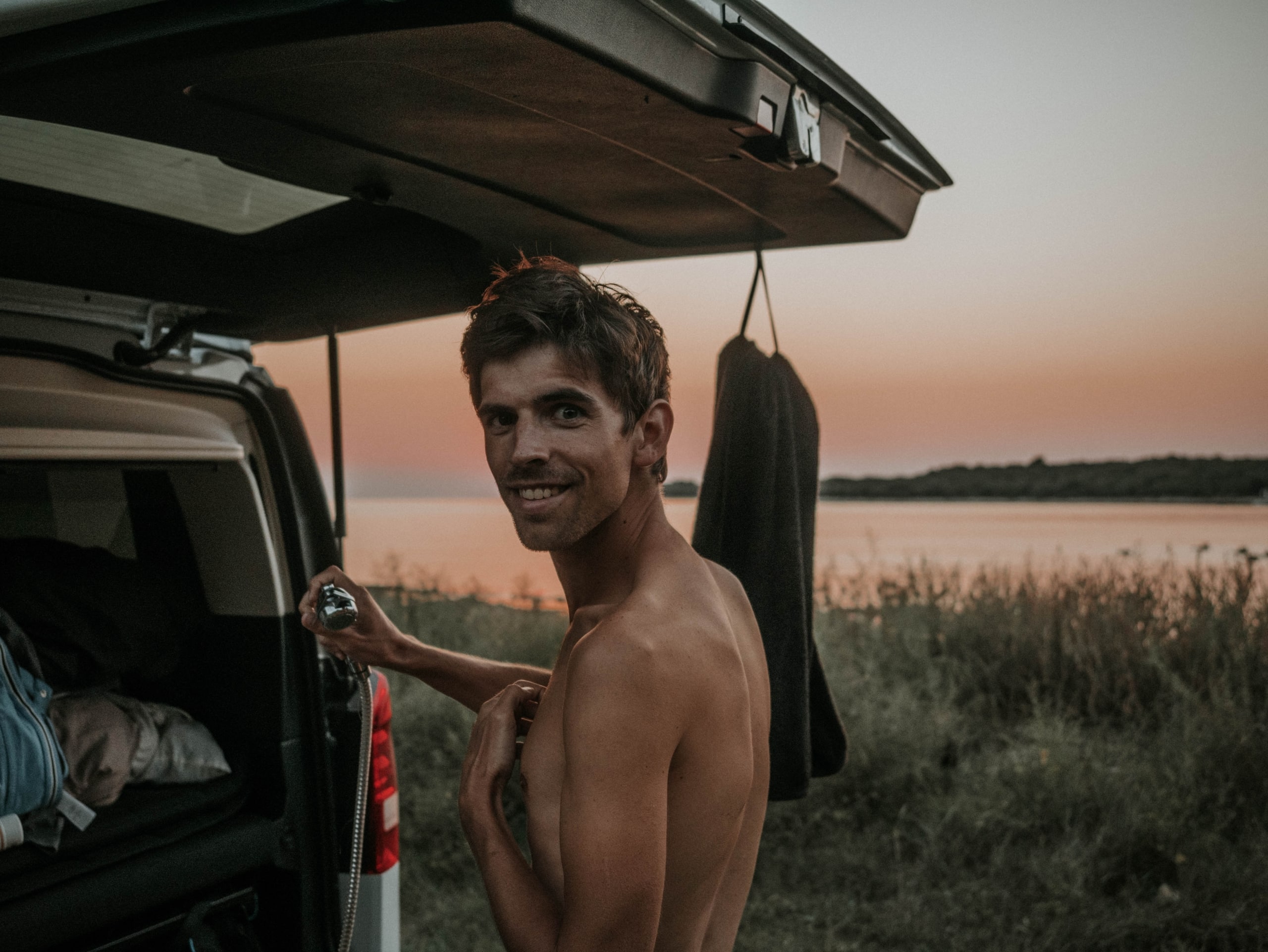 tour deurope de brieuc et victoire van amenage homme sunset lac nature