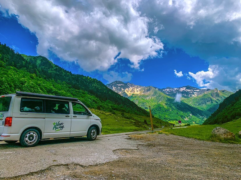 van-amenage-alpes-montagnes|avant fourgon sommets alpins neige|fourgon amenage california lac dannecy|van california vue alpes|fourgon california toit ouvert lac des alpes drome