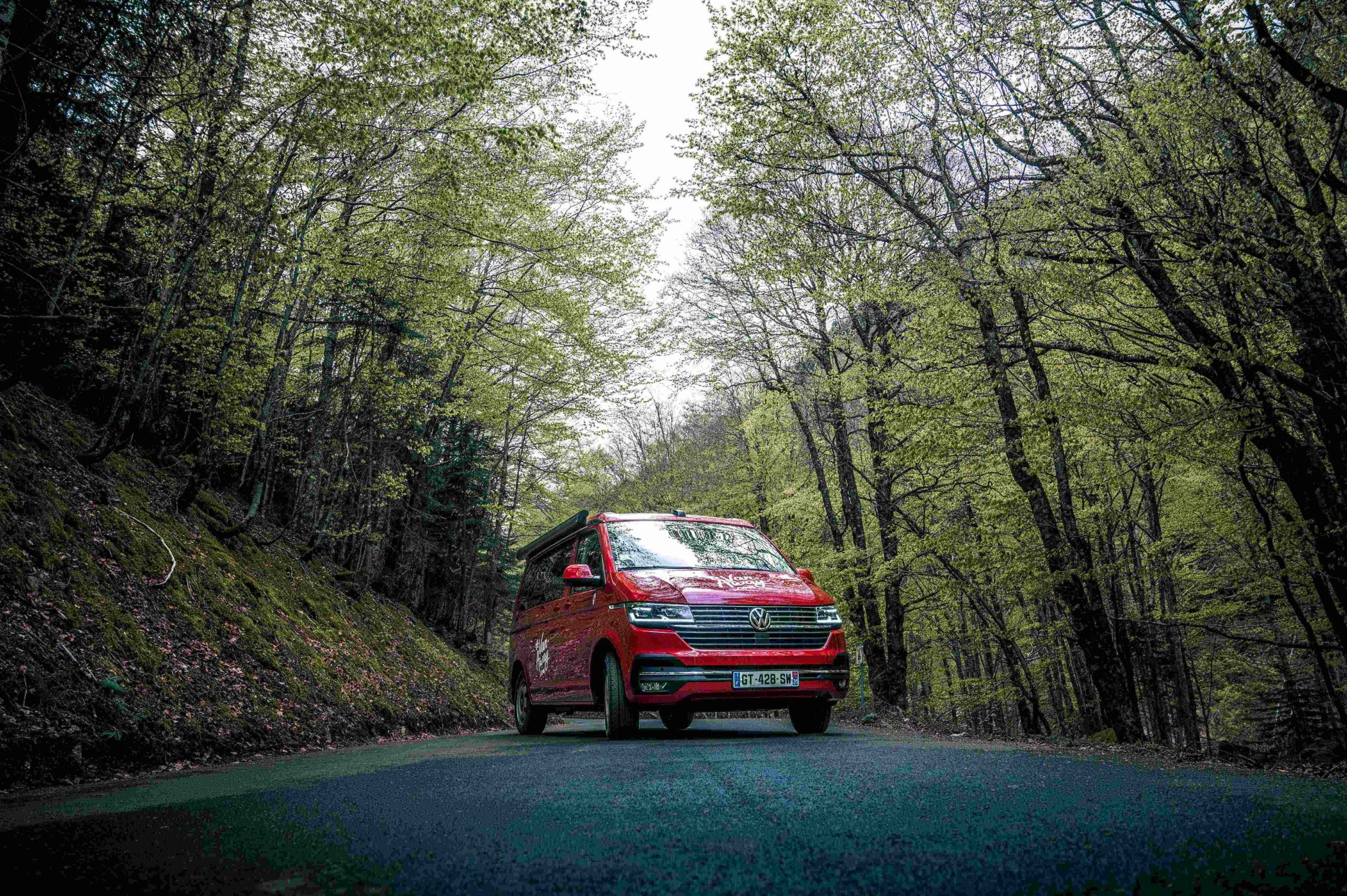 van amenage foret ecologie|van tente toit bord lac automne|van away herbe foret sapins nature|interieur van planche coupe legumes couteau|van tente toit ouverte nature sauvage|van route automne nature montagne arbres feuilles|bord route van stationnement foret