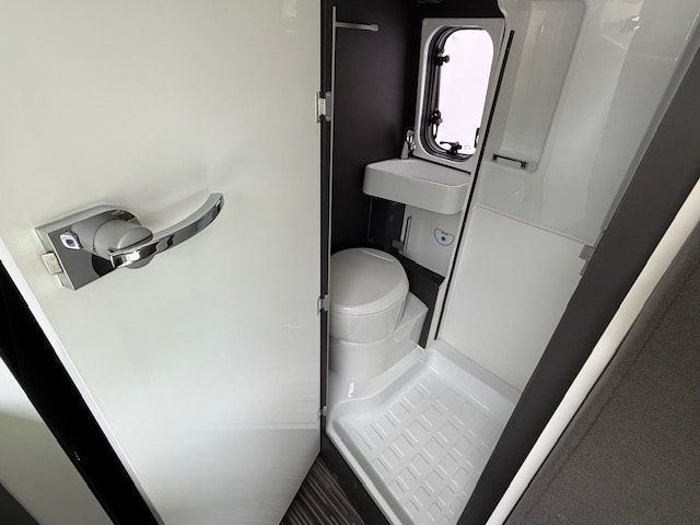 fourgon mc louis menfys s line sur base fiat ducato avec toit relevable 140ch