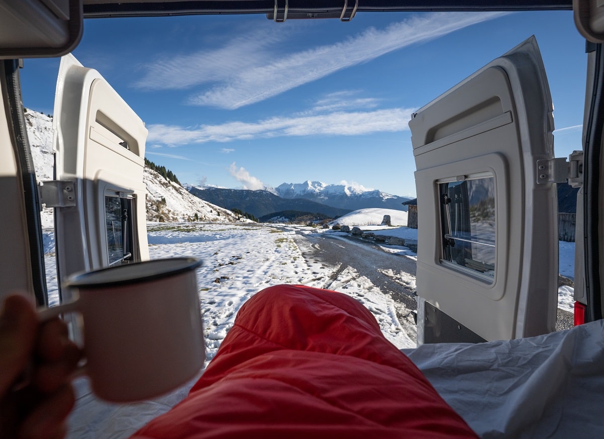laurent dronemylife ushuaia interieur lit van neige montagne