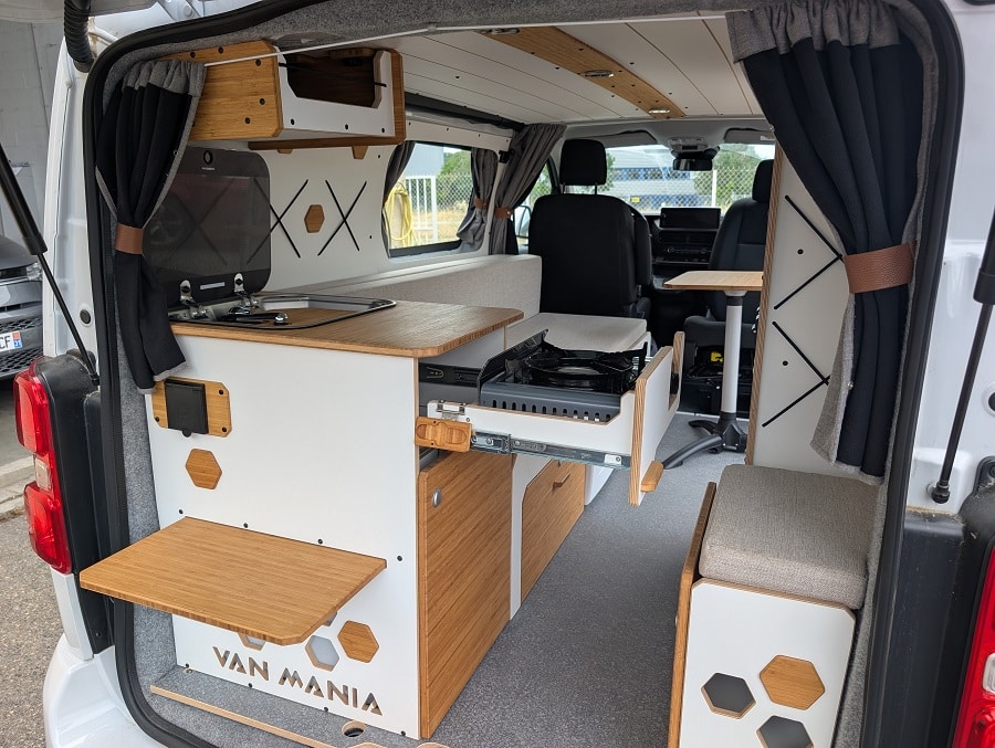 opel vivaro et peugeot expert aménagés avec kit van mania nord