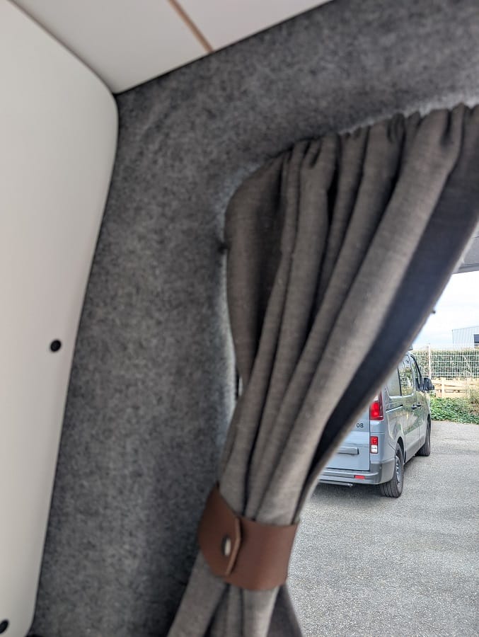 opel vivaro et peugeot expert aménagés avec kit van mania nord